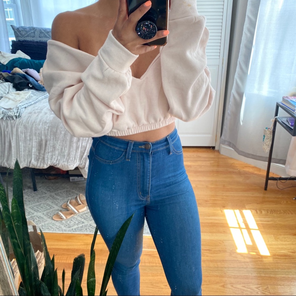 Off the shoulder crop sweatshirt light pink
